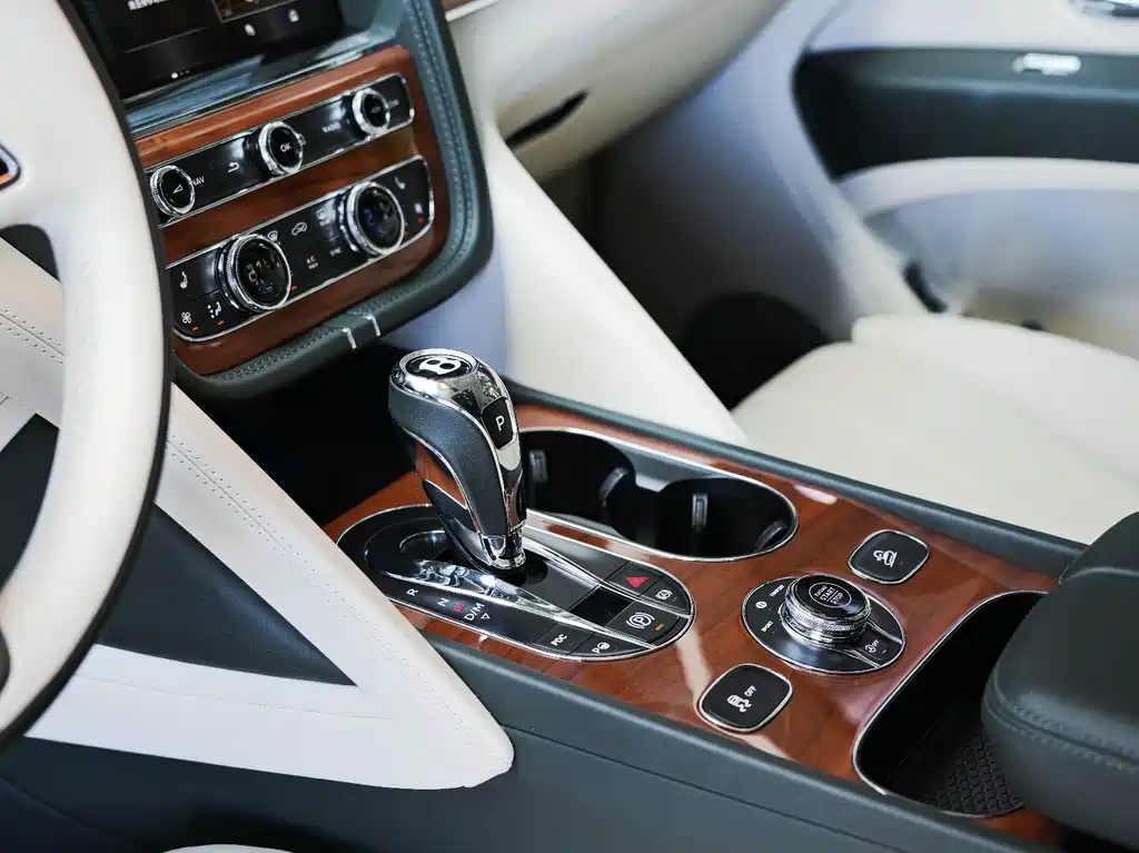 Bentley Bentayga 2021 — фото 10