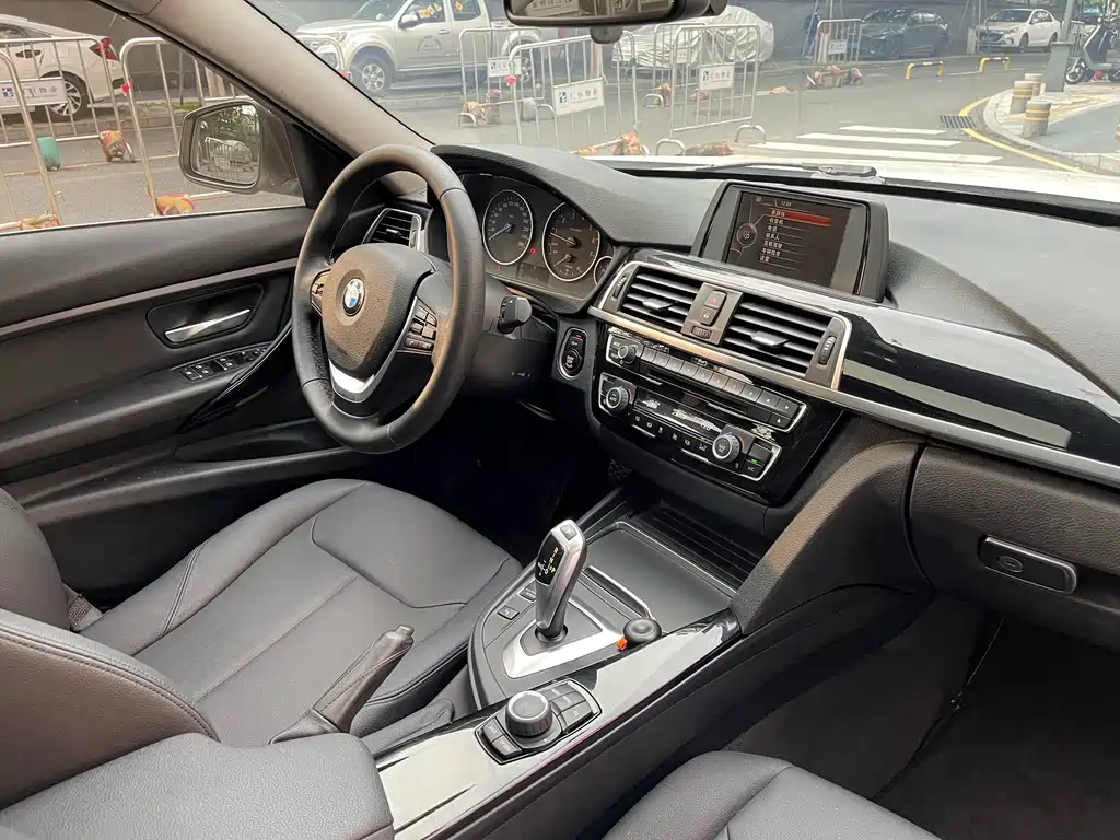 BMW 3 Series 2017 — фото 17
