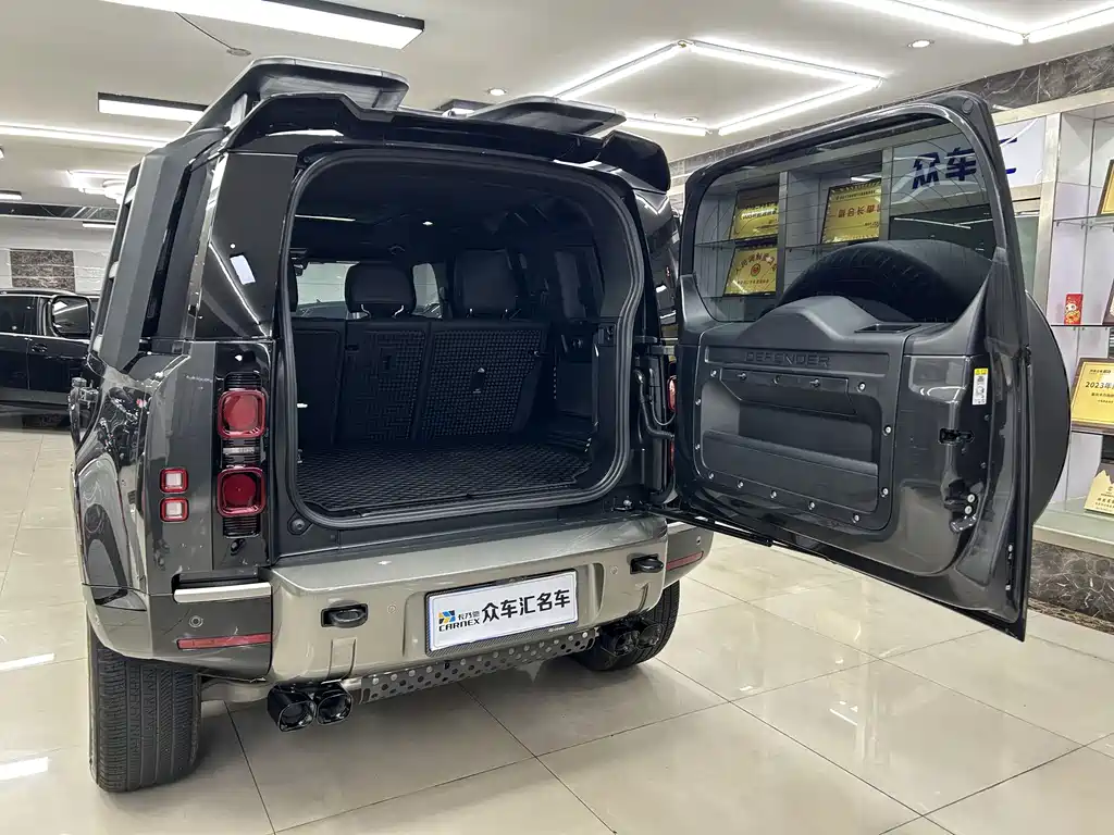 Land Rover Defender 2024