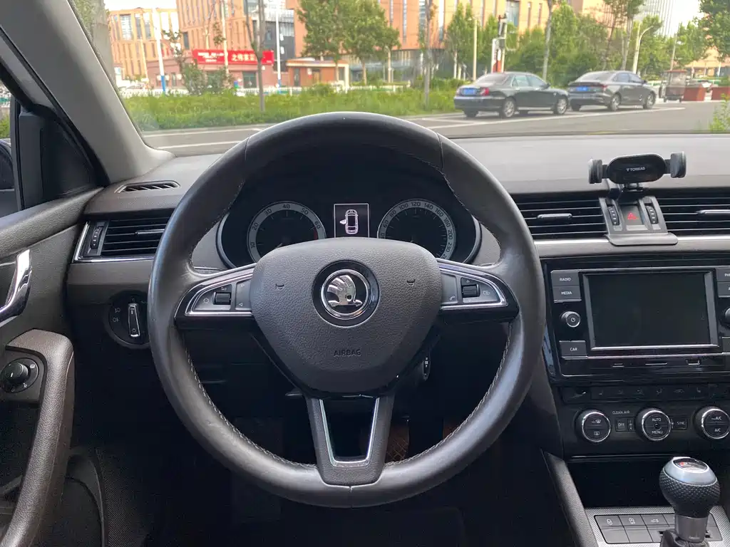 Skoda Octavia 2019 — фото 11