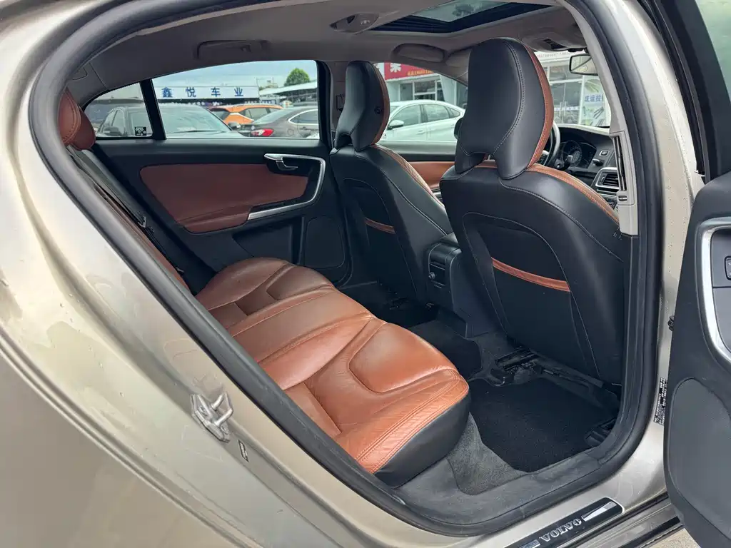 Volvo S60 2015 — фото 10