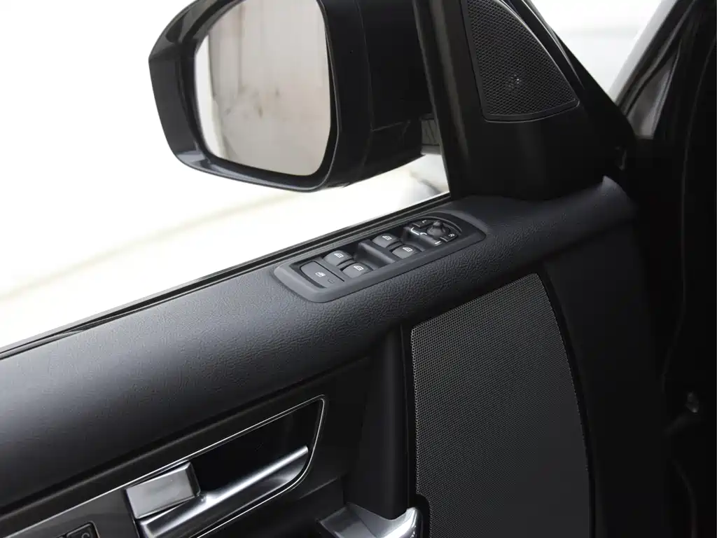 Land Rover Discovery 2016 — фото 11