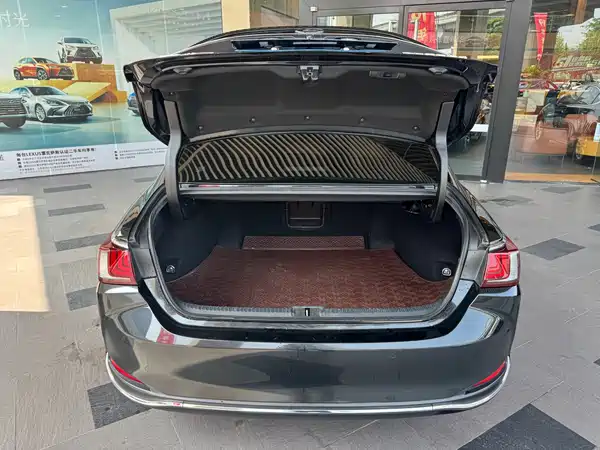 Lexus ES 2020