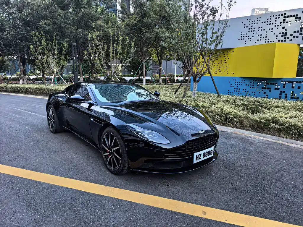 Aston Martin DB11 2020 — фото 1