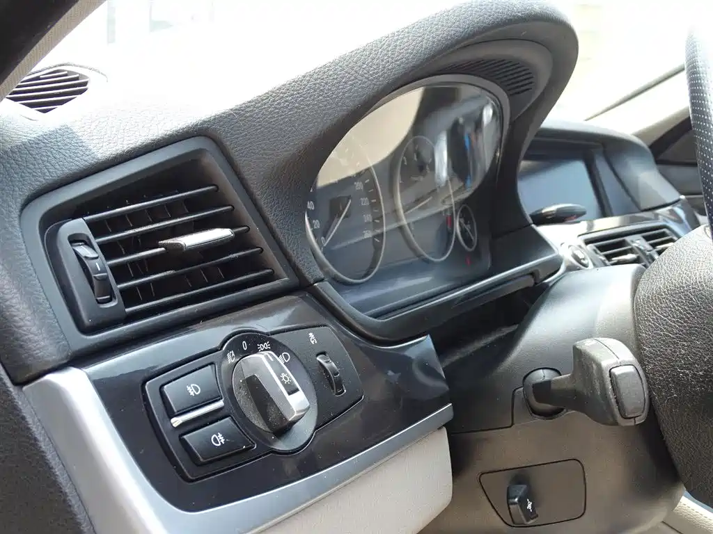 BMW 5 Series 2011 — фото 22