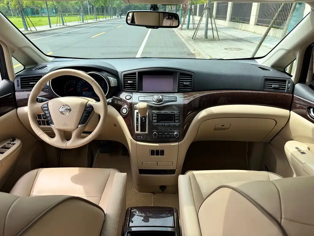 Nissan Quest 2015 — фото 10