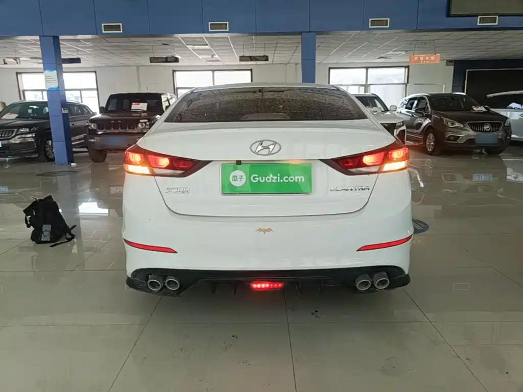Hyundai Elantra 2018 — фото 6