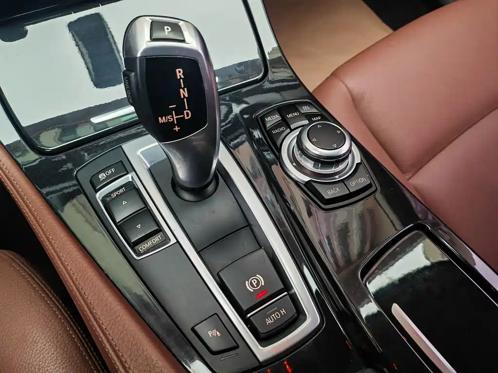 BMW 5 Series 2017 — фото 14
