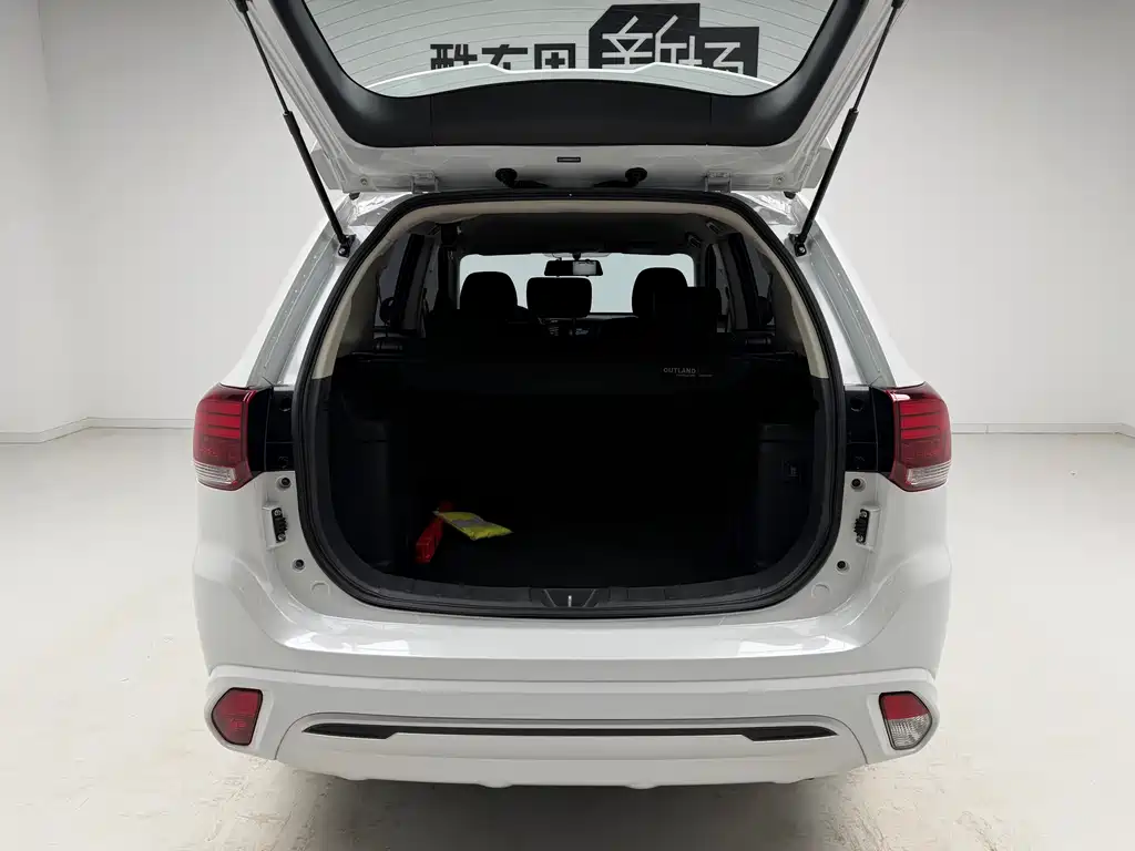 Mitsubishi Outlander 2021 — фото 10