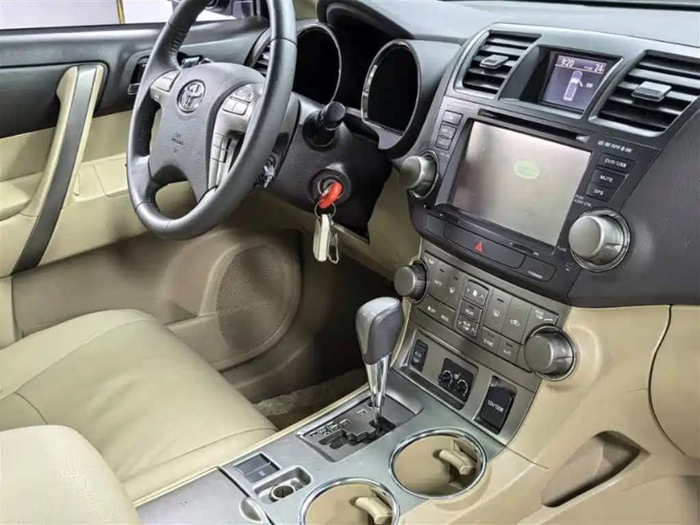 Toyota Highlander 2010 — фото 16