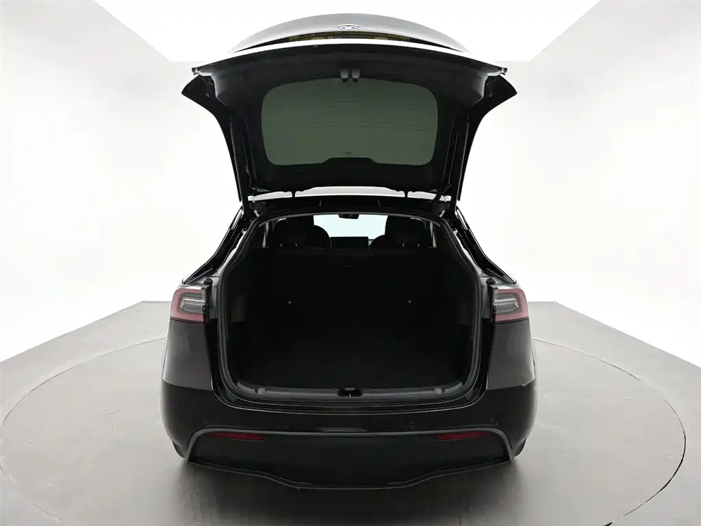 Tesla Model Y 2023 — фото 8