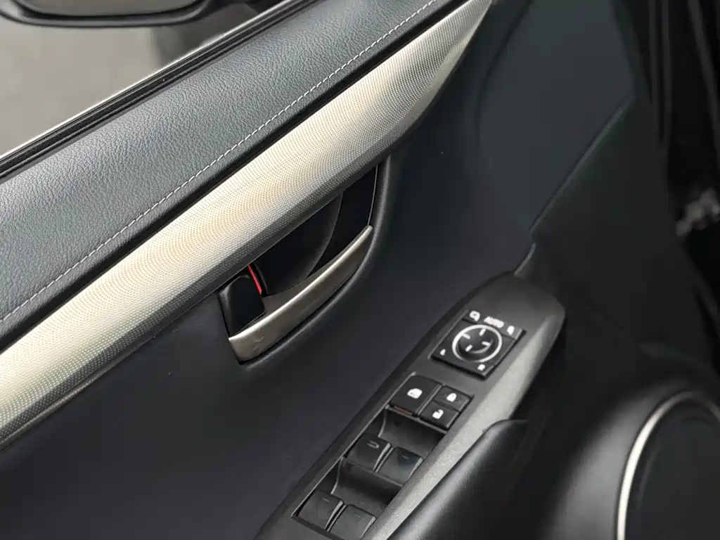 Lexus NX 2017 — фото 12