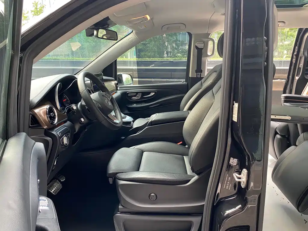 Mercedes-Benz V-Class 2023 — фото 16
