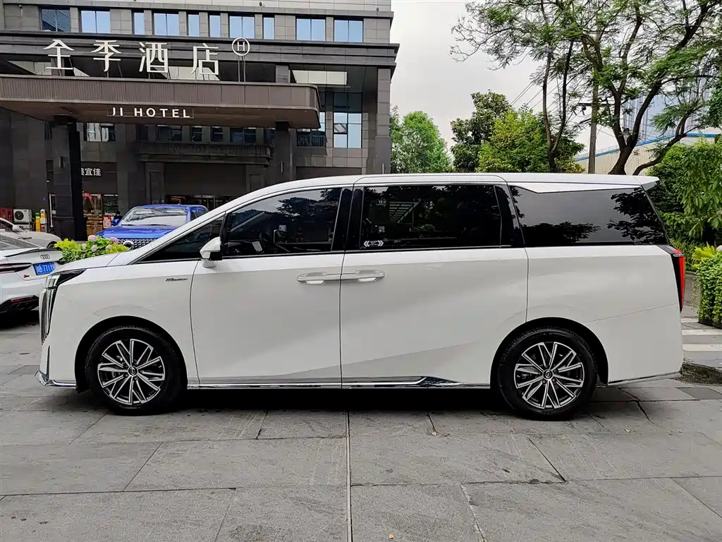 GAC Motor Trumpchi M8 2024 — фото 3