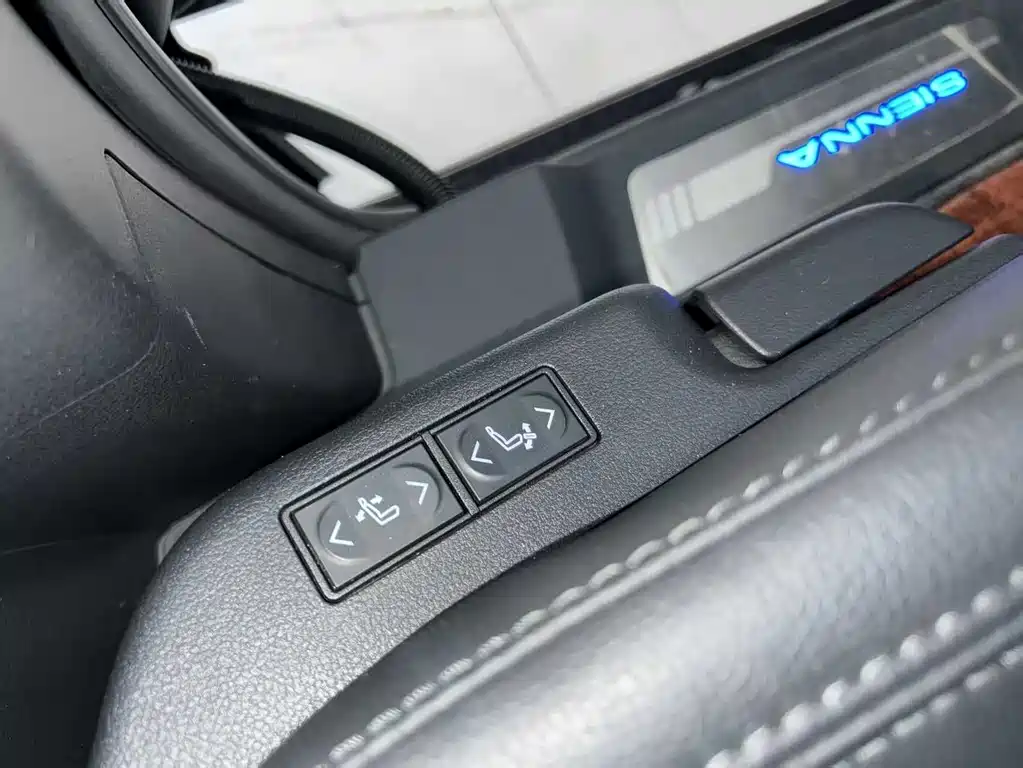 Toyota Sienna 2023 — фото 12