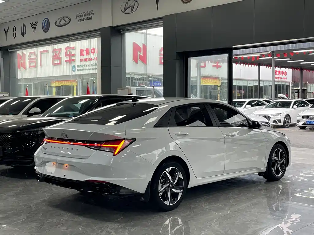 Hyundai Elantra 2023 — фото 17