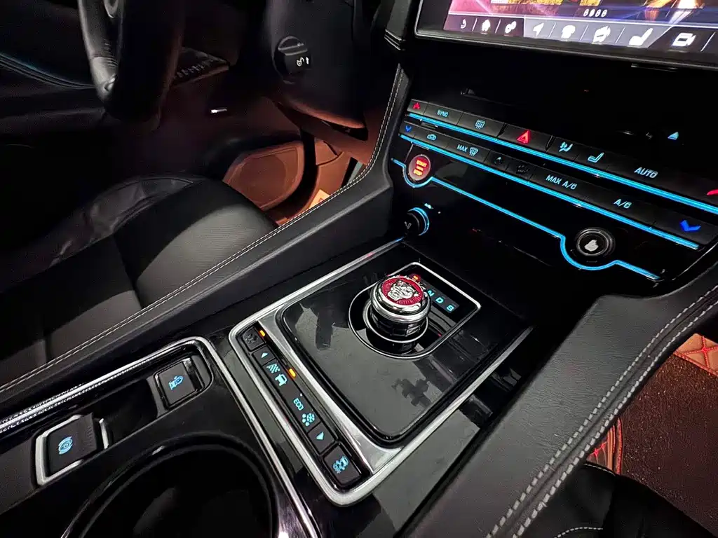 Jaguar F-PACE 2016 — фото 19