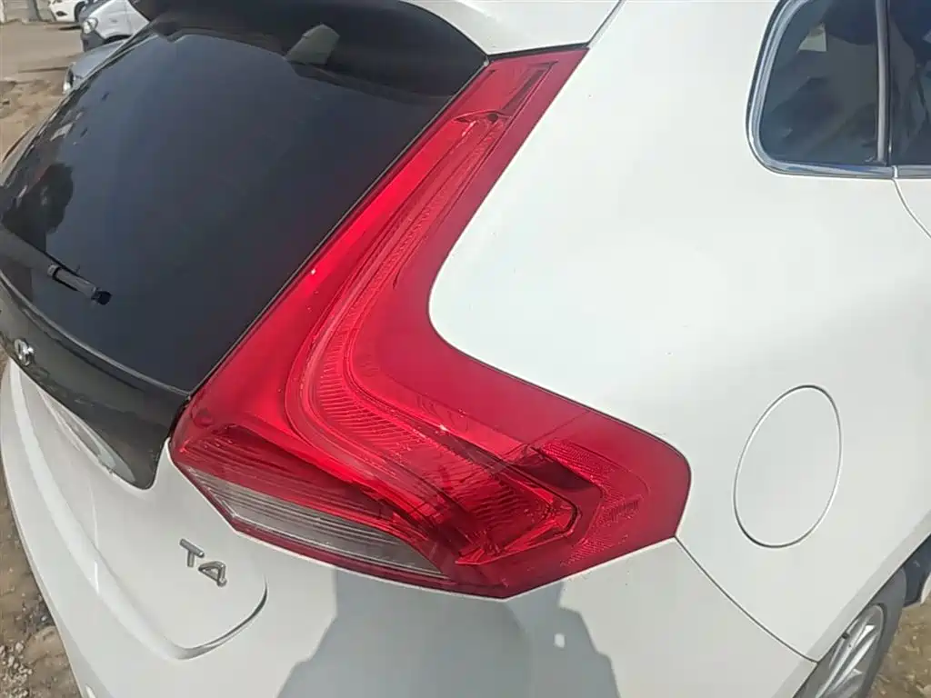 Volvo V40 2015 — фото 8