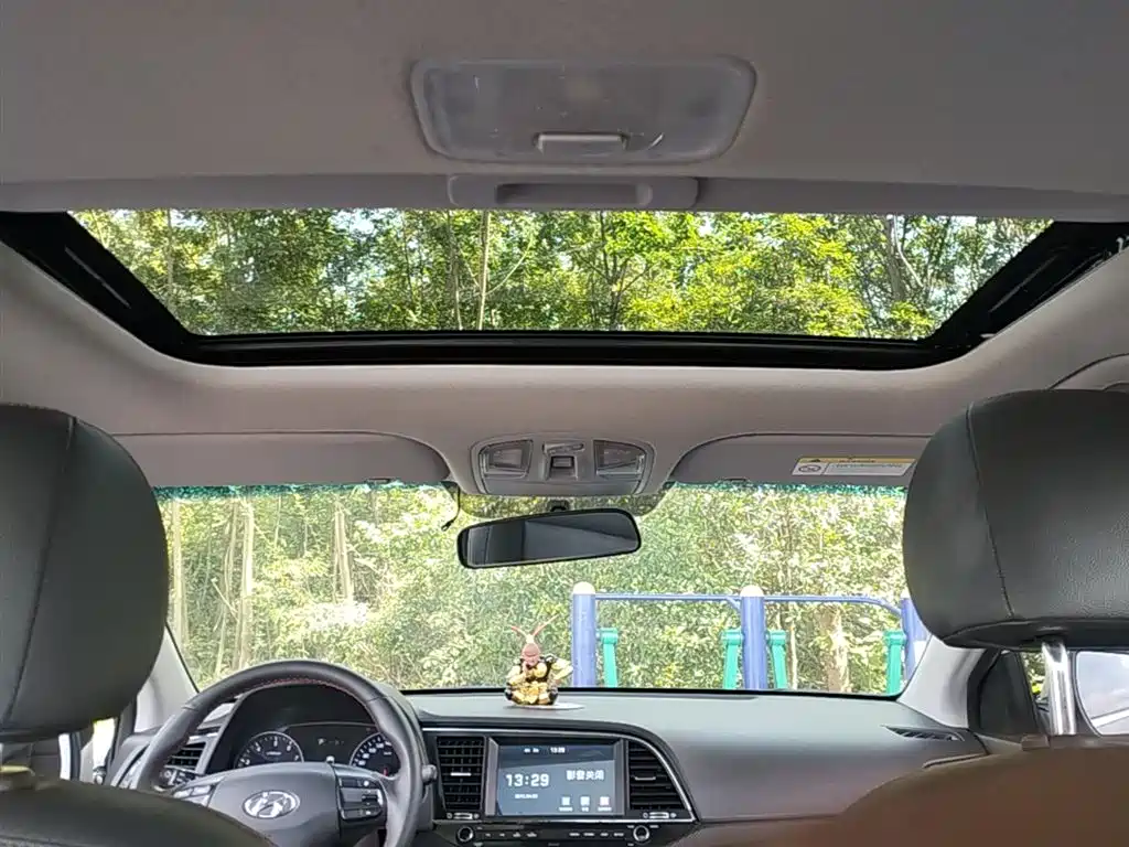 Hyundai Elantra 2018 — фото 18