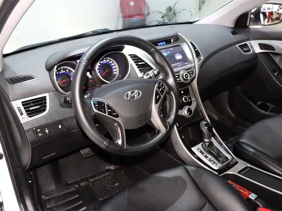 Hyundai Elantra 2017 — фото 9