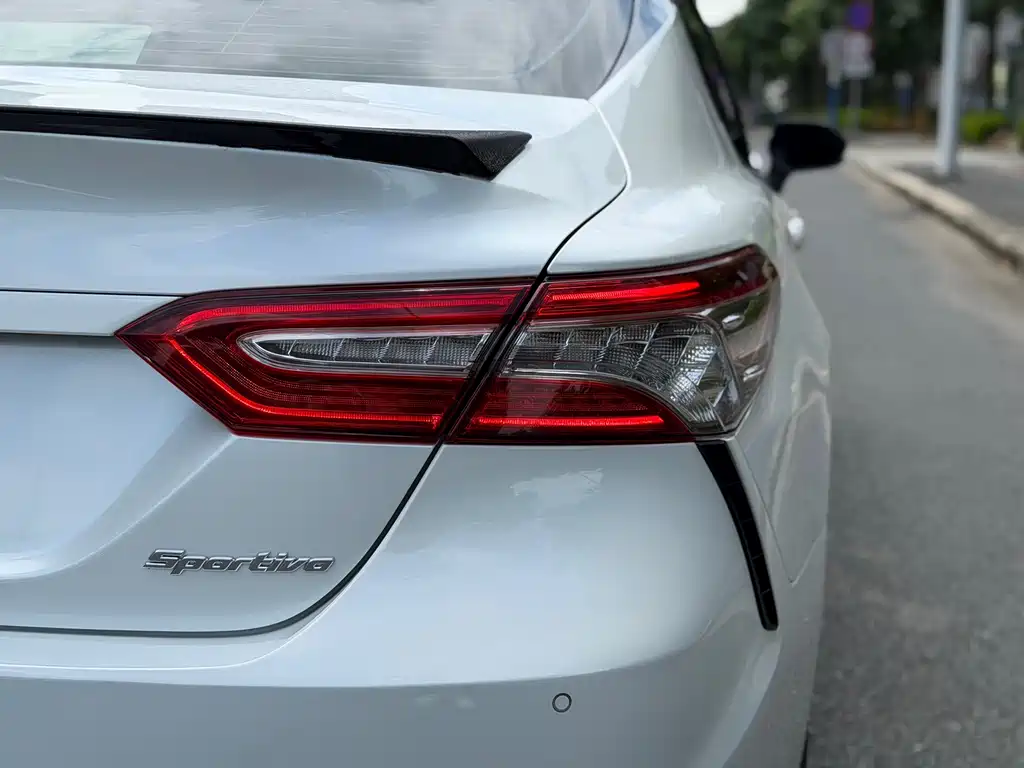 Toyota Camry 2018 — фото 10