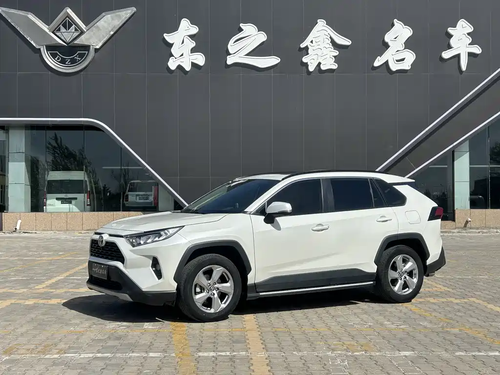 Toyota RAV4 2021 — фото 1
