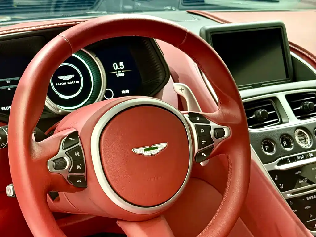 Aston Martin DB11 2020 — фото 14