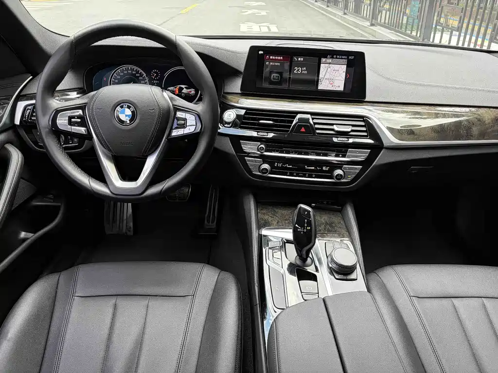 BMW 5 Series 2018 — фото 13