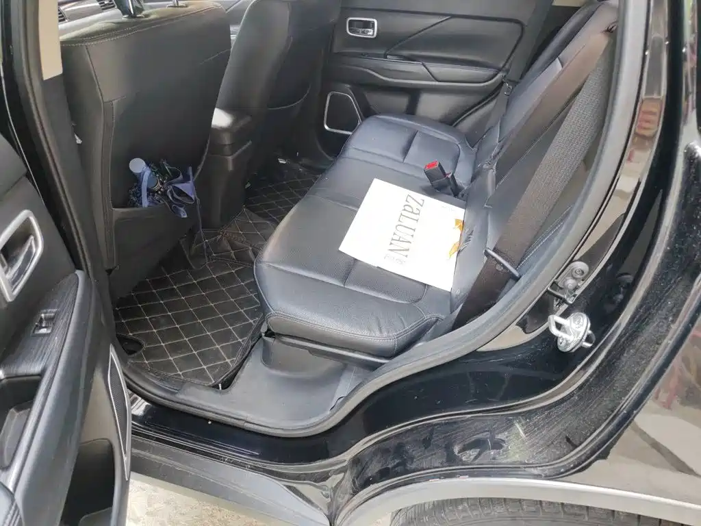 Mitsubishi Outlander 2018 — фото 14