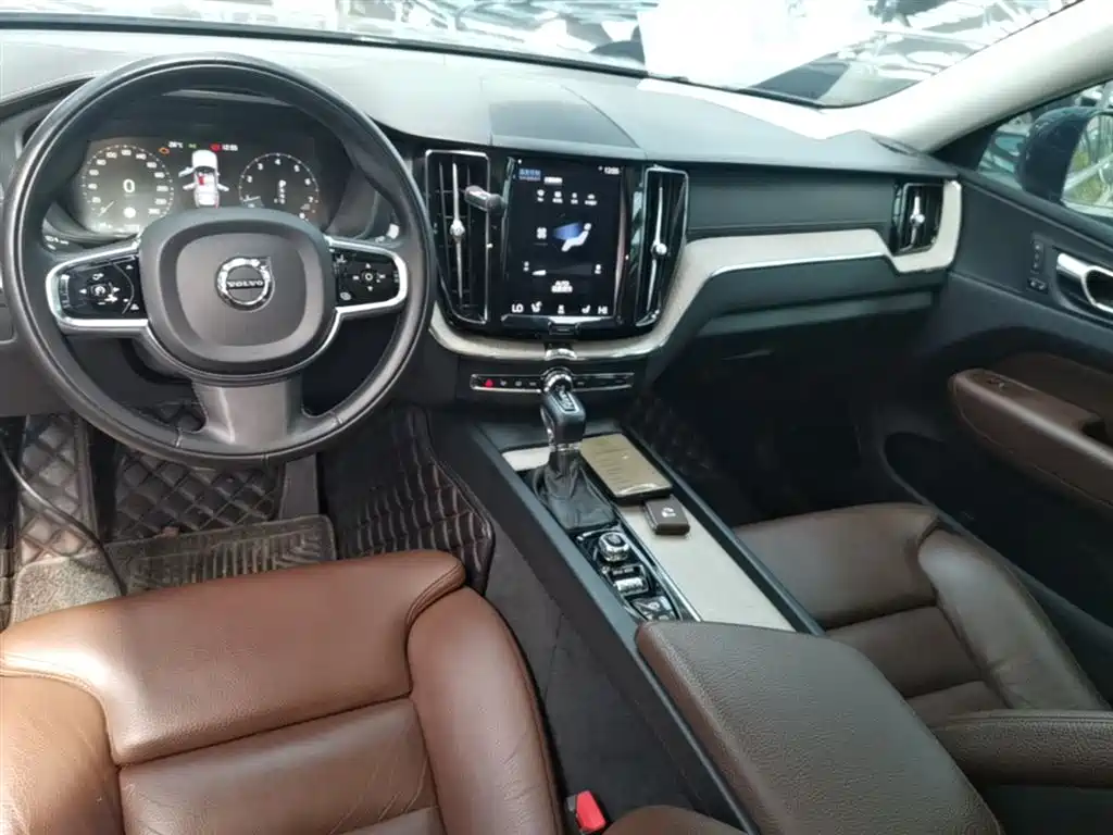 Volvo XC60 2020 — фото 10