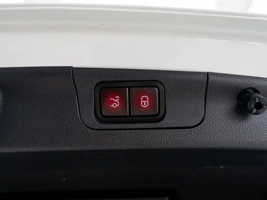 Mercedes-Benz C-Class 2025 — фото 15