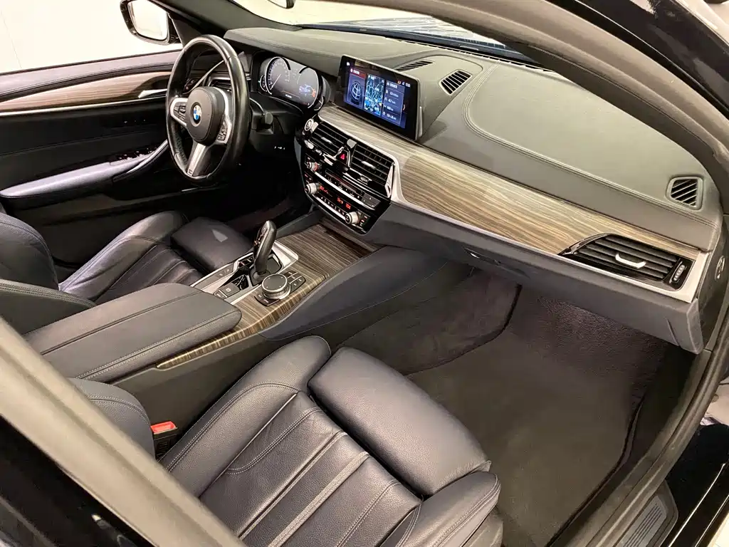 BMW 5 Series 2018 — фото 17