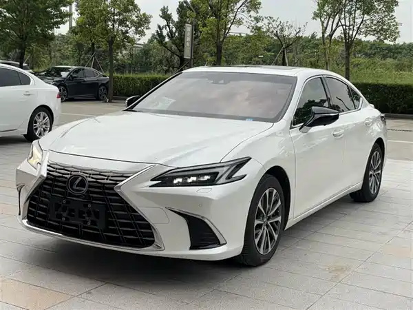 Lexus ES 2025