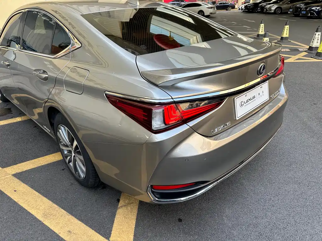 Lexus ES 2020 — фото 24
