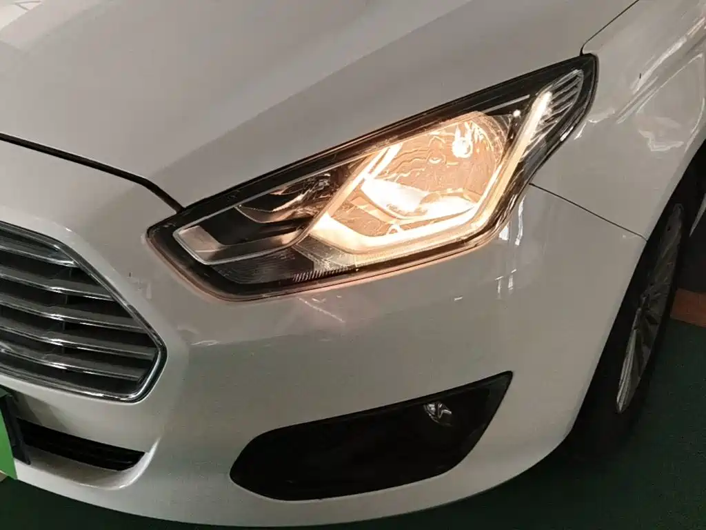 Ford Escort 2015 — фото 24