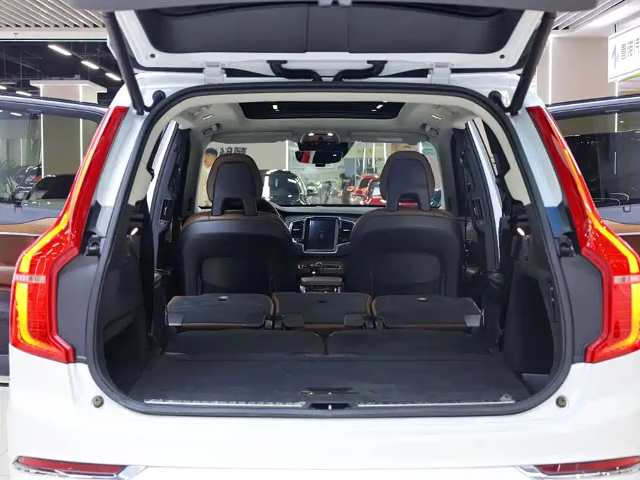 Volvo XC90 2018 — фото 36