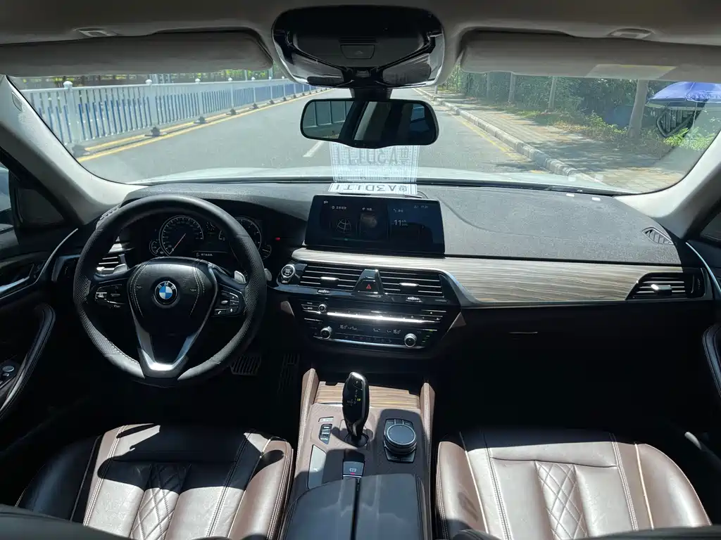 BMW 5 Series 2018 — фото 17