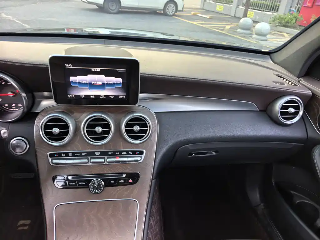Mercedes-Benz GLC 2017 — фото 15