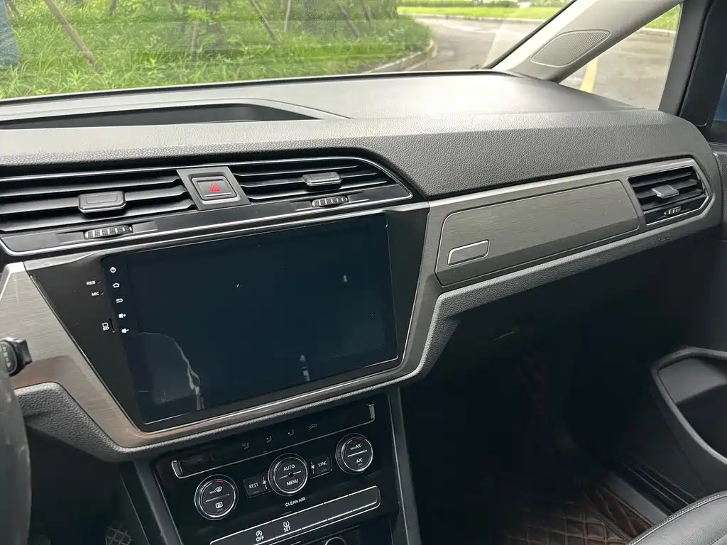 Volkswagen Touran 2017 — фото 17