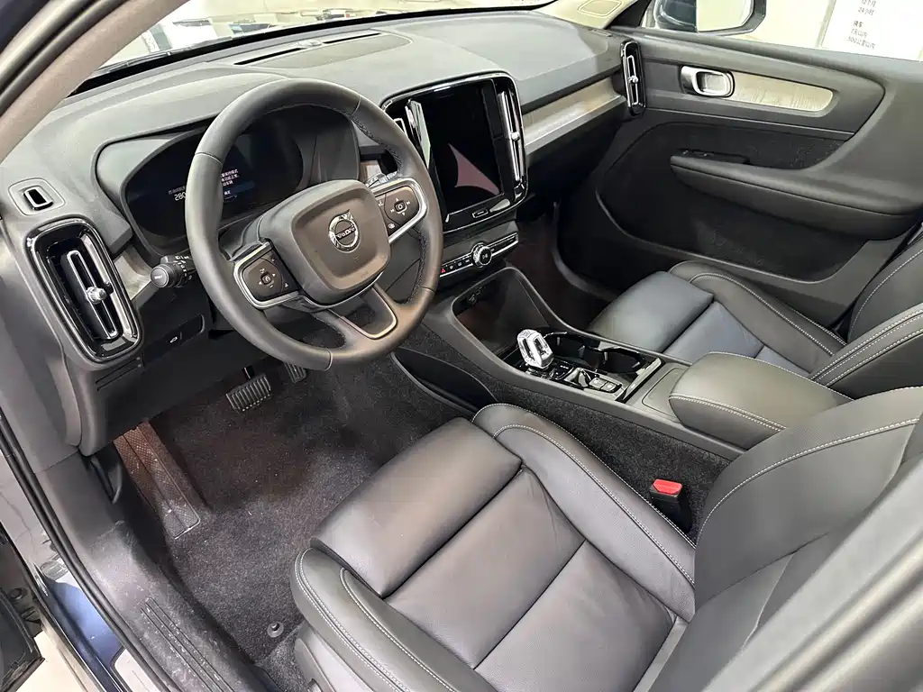 Volvo XC40 — фото 11