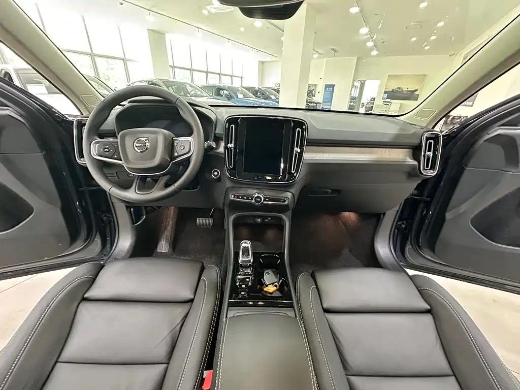 Volvo XC40 — фото 9