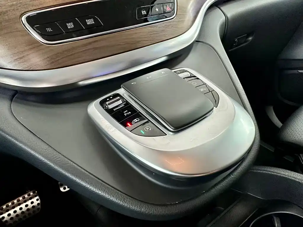 Mercedes-Benz V-Class 2023 — фото 13