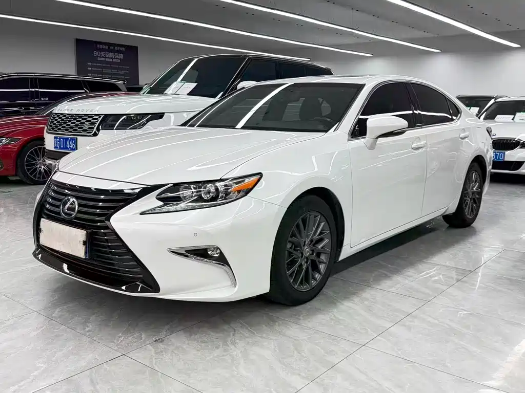 Lexus ES 2018 — фото 1
