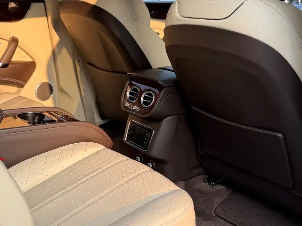 Bentley Bentayga 2016 — фото 11