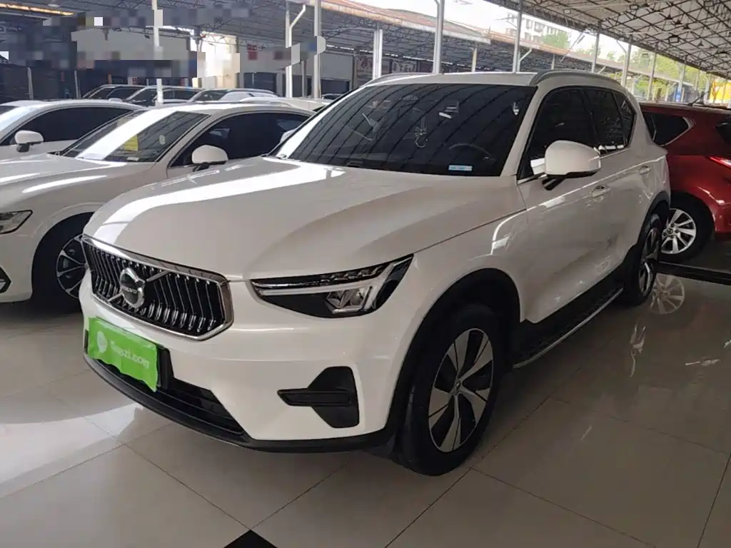 Volvo XC40 2023 — фото 1