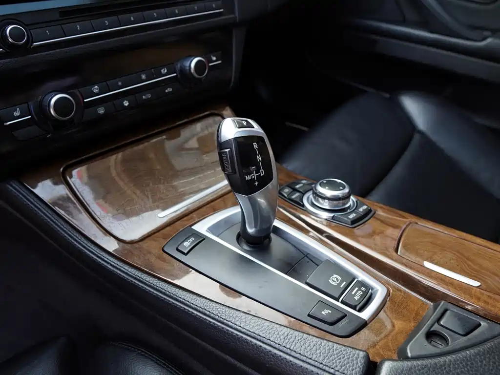 BMW 5 Series 2010 — фото 19