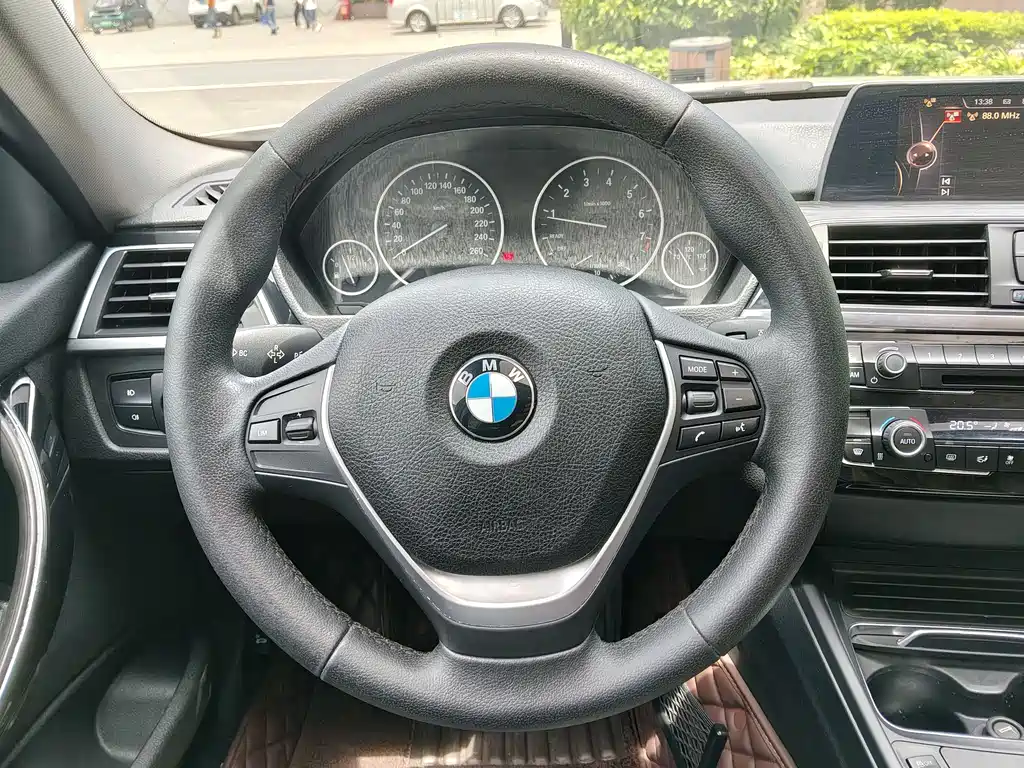 BMW 3 Series 2016 — фото 10