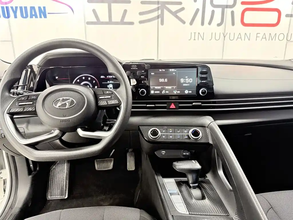 Hyundai Elantra 2023 — фото 12