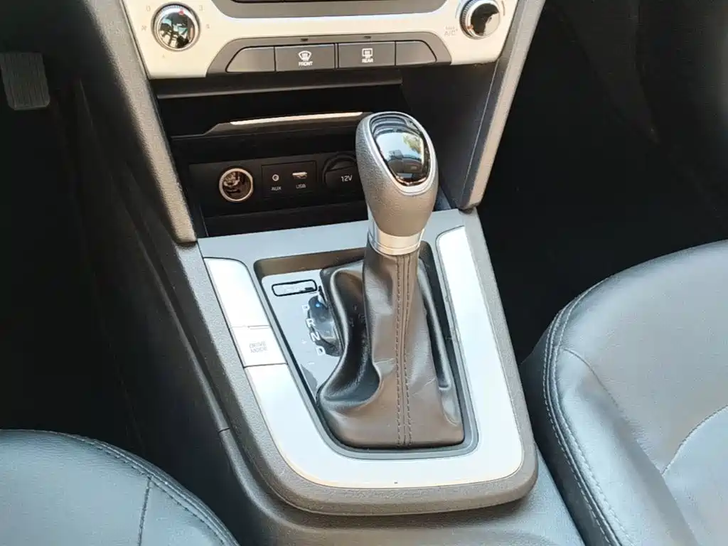 Hyundai Elantra 2018 — фото 14