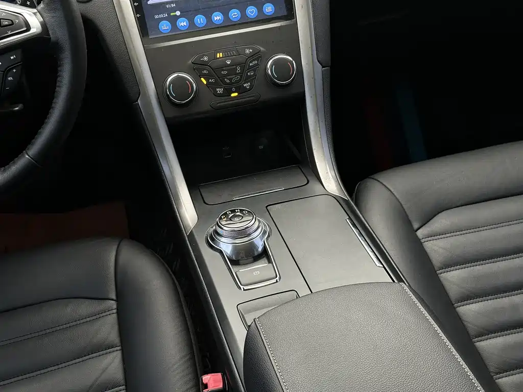 Ford Mondeo 2018 — фото 16